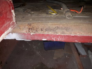 Boot floor/metal door sill at corner